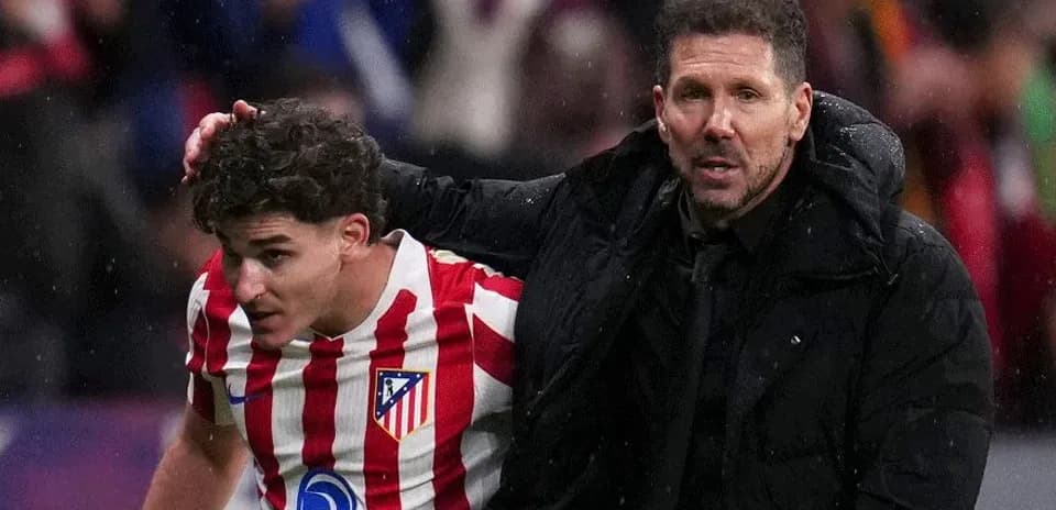 Jugador de Atlético siendo atendido por entrenador