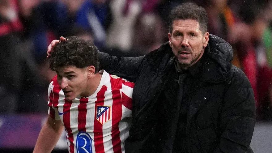Jugador de Atlético siendo atendido por entrenador