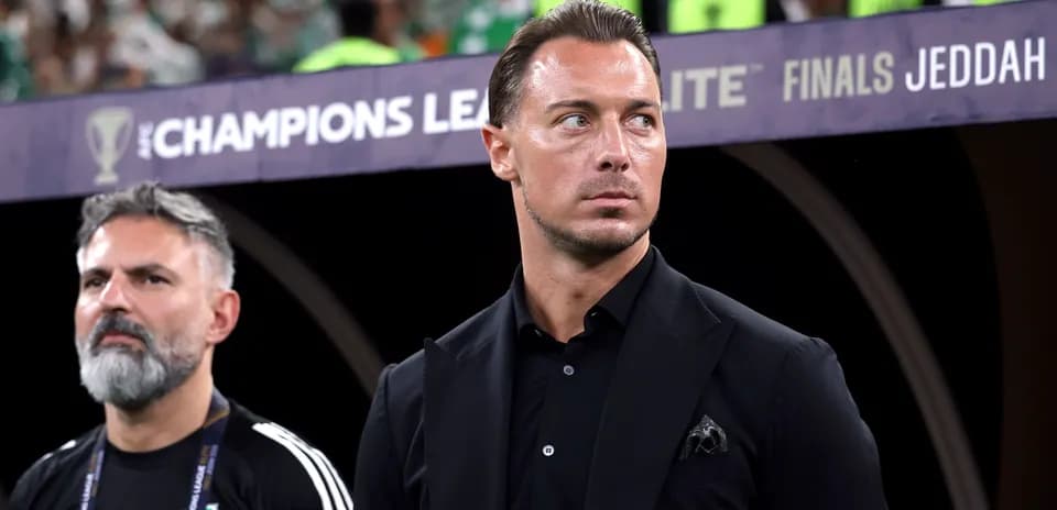 Entrenador observando el partido en la final