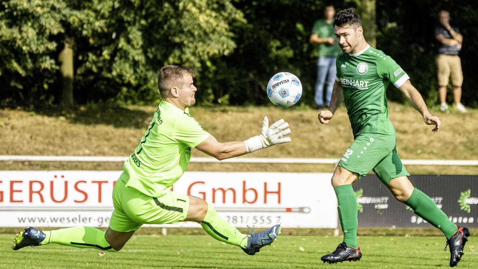 Portero atrapando el balón durante el partido