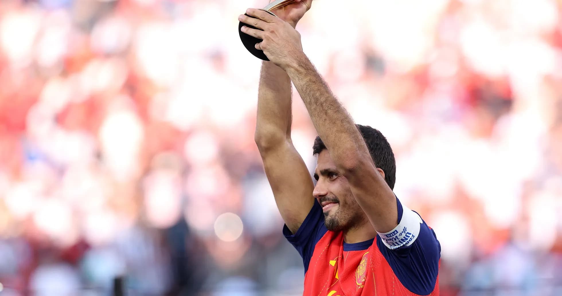 Jugador levantando trofeo tras victoria en el partido