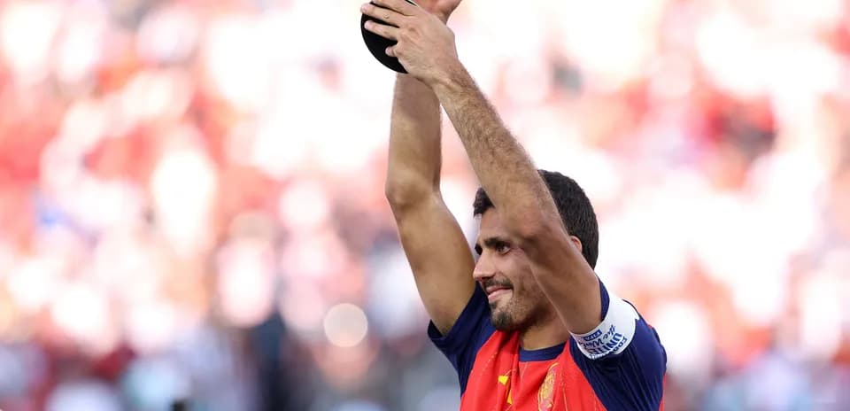 Jugador levantando trofeo tras victoria en el partido