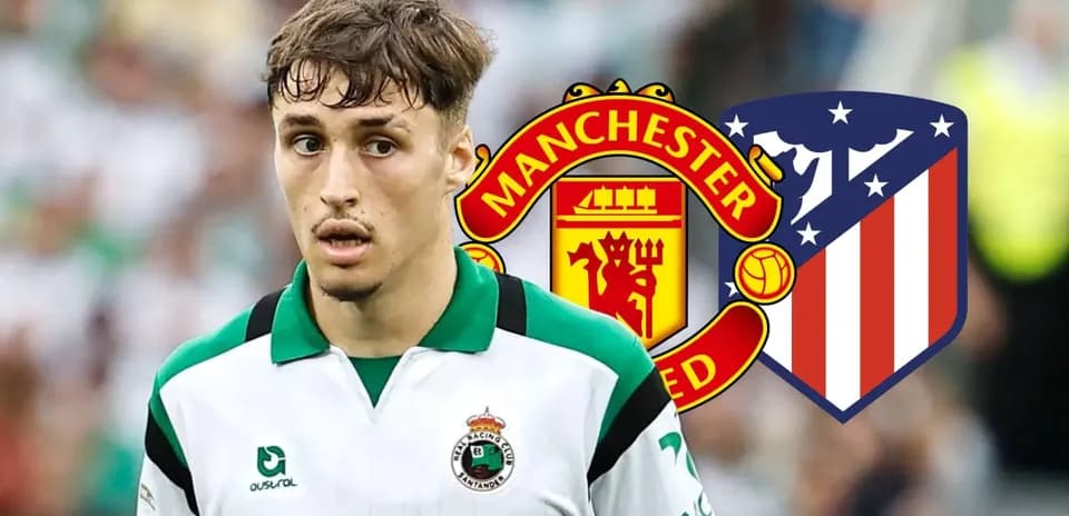Jugador de fútbol con escudos de Manchester United y Atlético