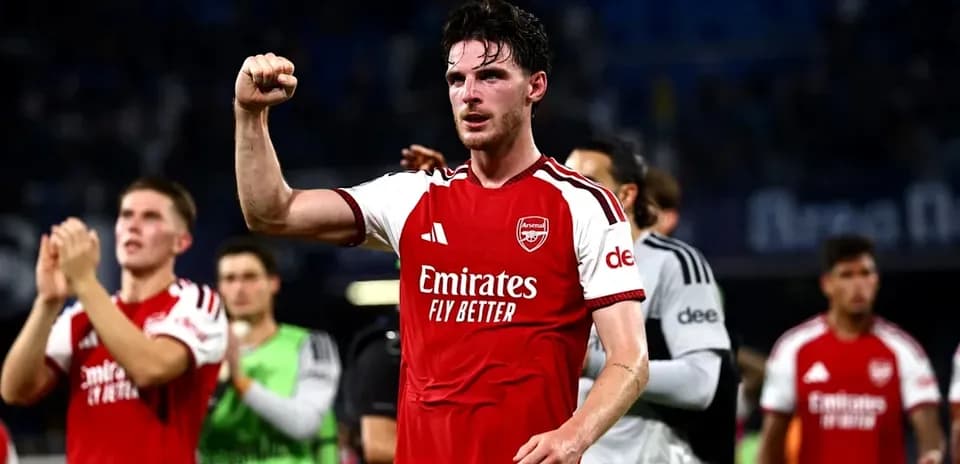 Jugador de Arsenal celebrando con el puño en alto