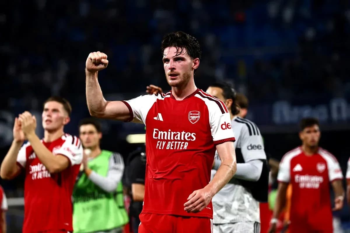 Jugador de Arsenal celebrando con el puño en alto