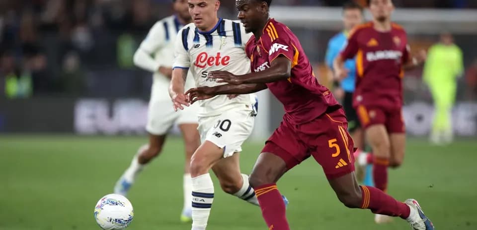 Jugador de AS Roma persigue el balón
