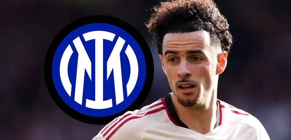 Jugador con camiseta de club frente al logo del Inter