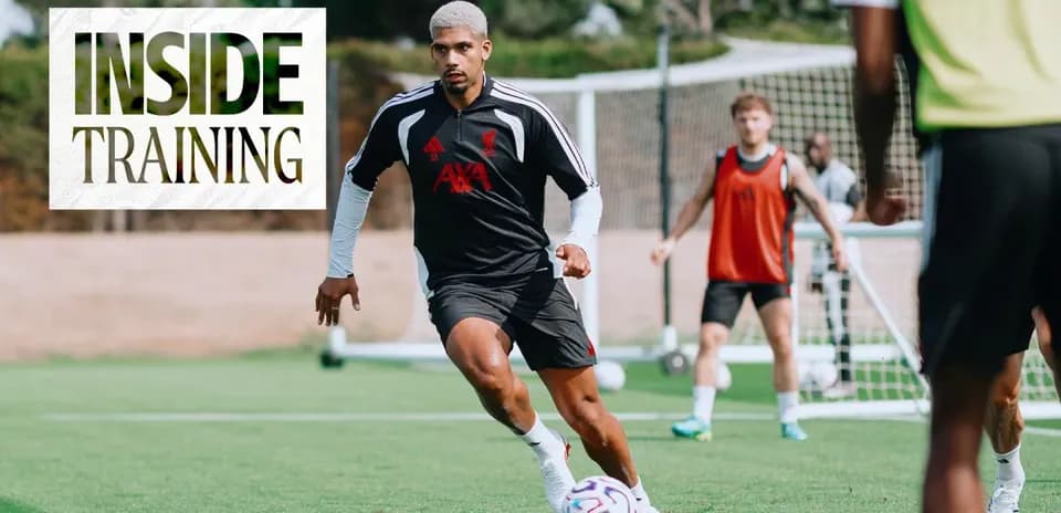 Jugador entrenando con balón en el campo de fútbol