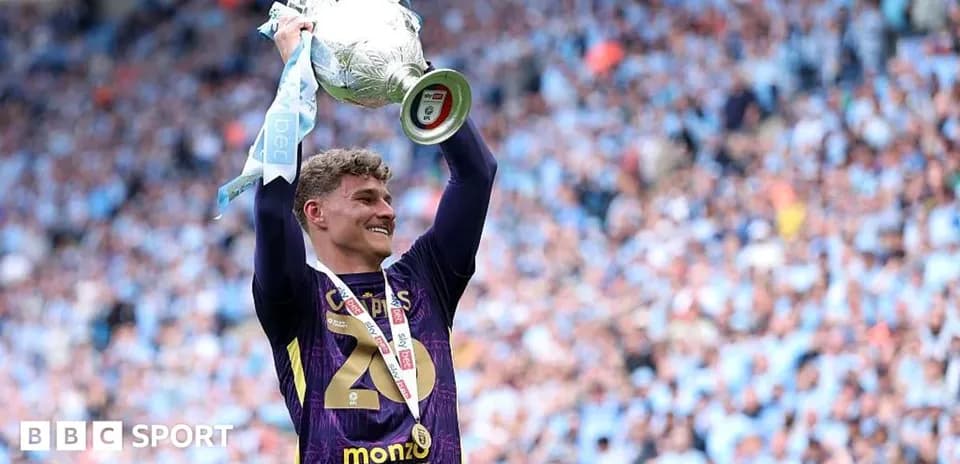 Jugador levantando el trofeo en celebración