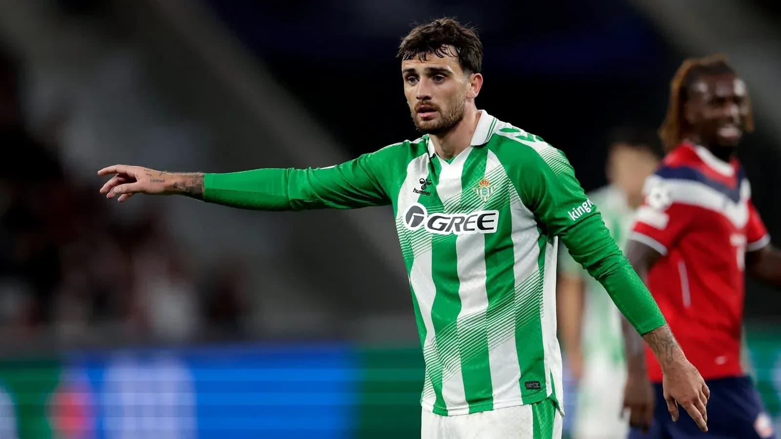 Jugador de Real Betis señalando durante el partido