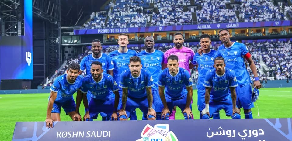 Jugadores de Al Hilal posando en el estadio