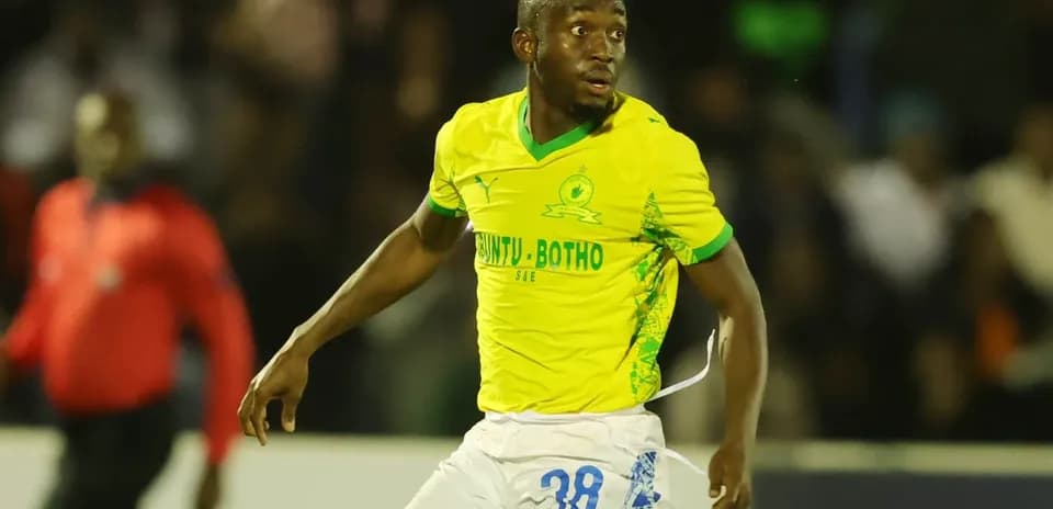 Jugador corriendo en camiseta amarilla durante partido