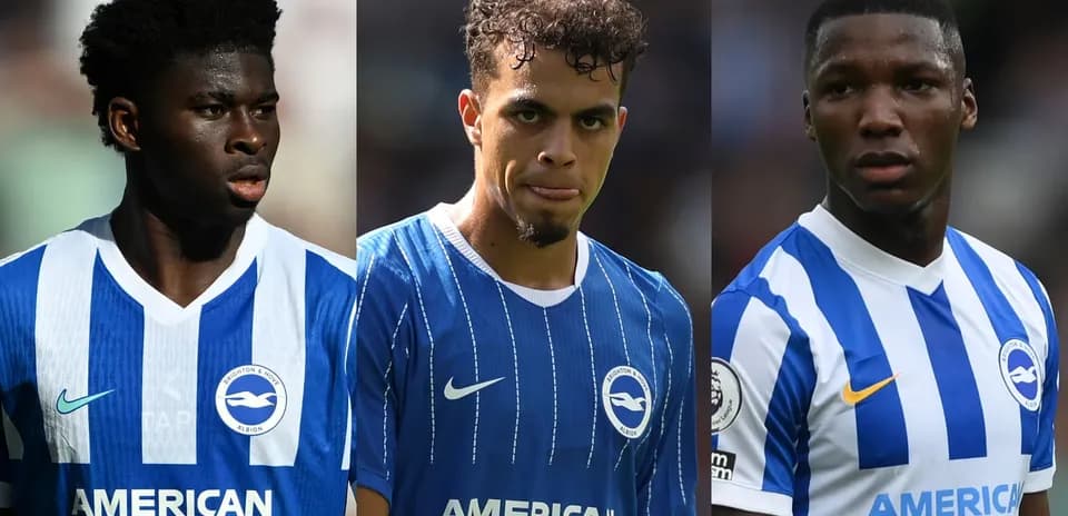 Tres jugadores de Brighton en uniforme azul y blanco