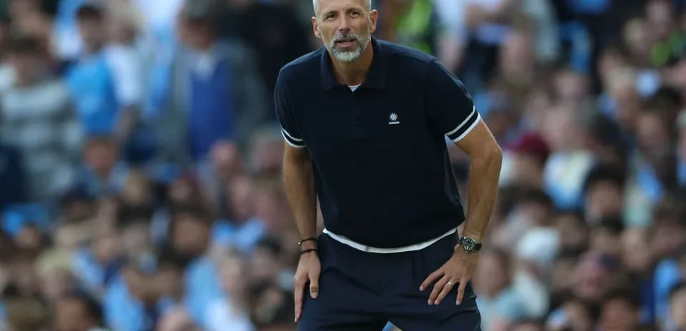 Entrenador dirigiendo desde la línea de banda