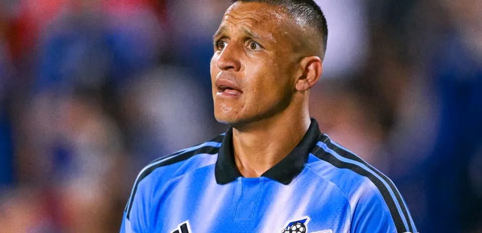 Jugador con uniforme azul mirando hacia el campo
