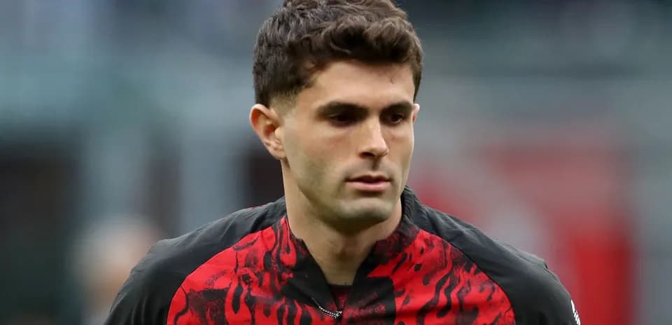 Jugador de AC Milan caminando por el campo