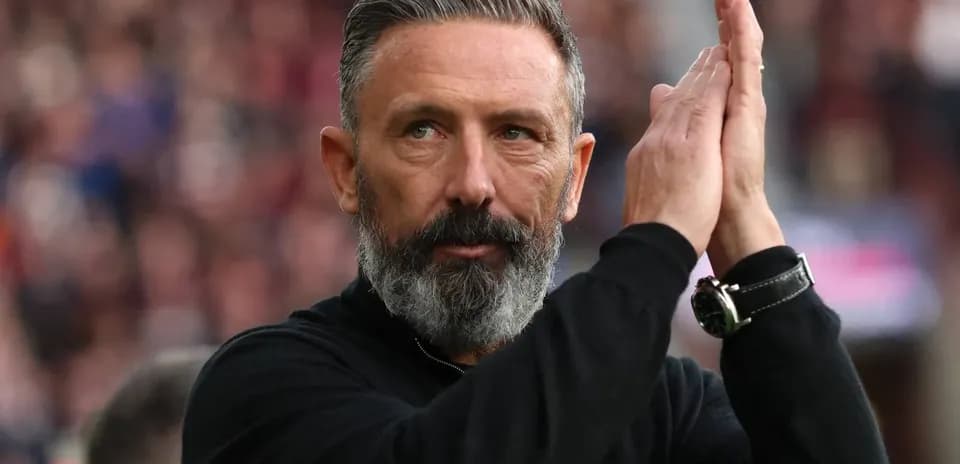 Entrenador aplaudiendo en el estadio