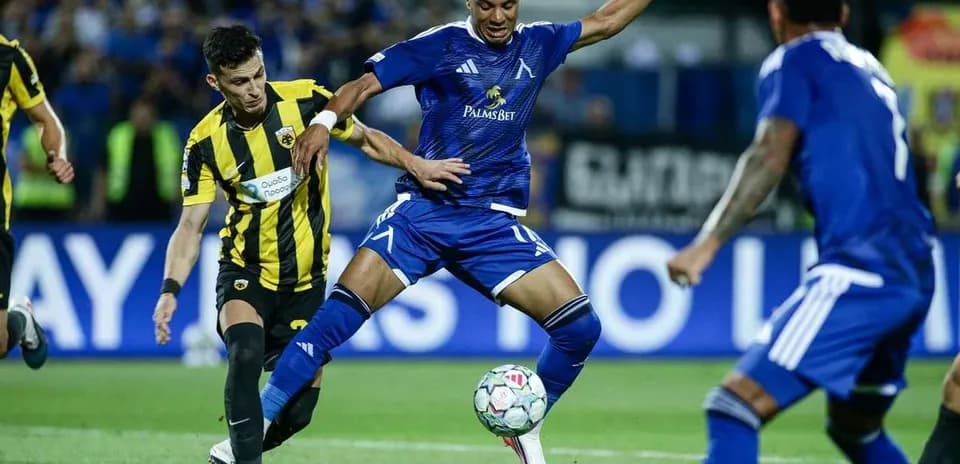 Jugadores compitiendo por el balón en partido