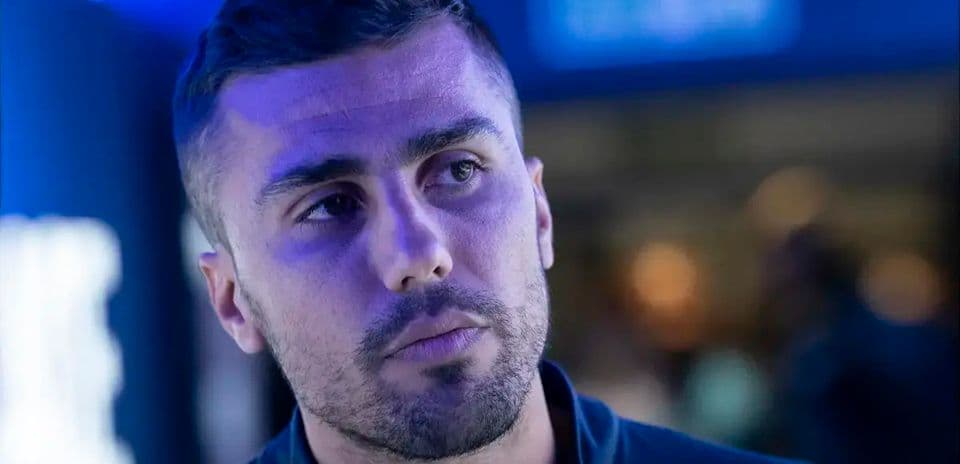Jugador pensativo en ambiente iluminado azul