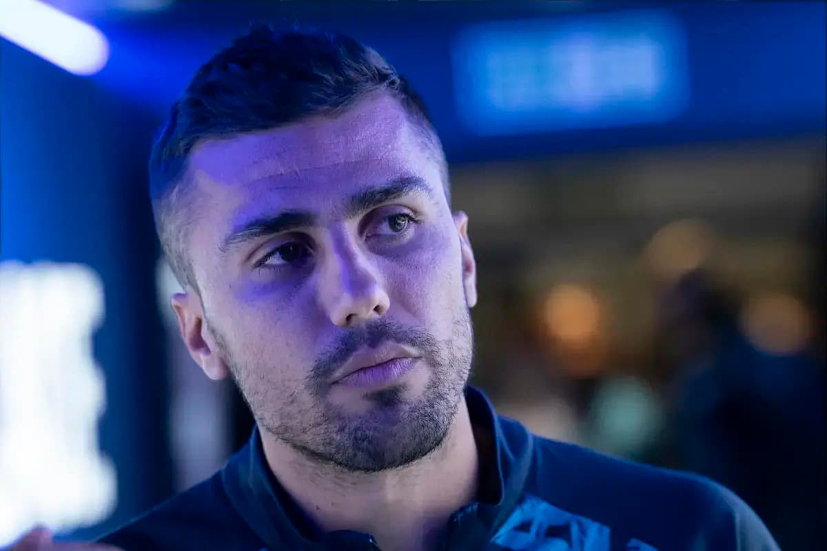 Jugador pensativo en ambiente iluminado azul