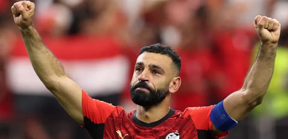 Jugador egipcio levantando el puño en celebración
