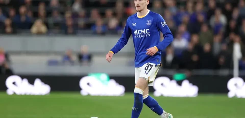 Jugador de Everton caminando en el campo de juego