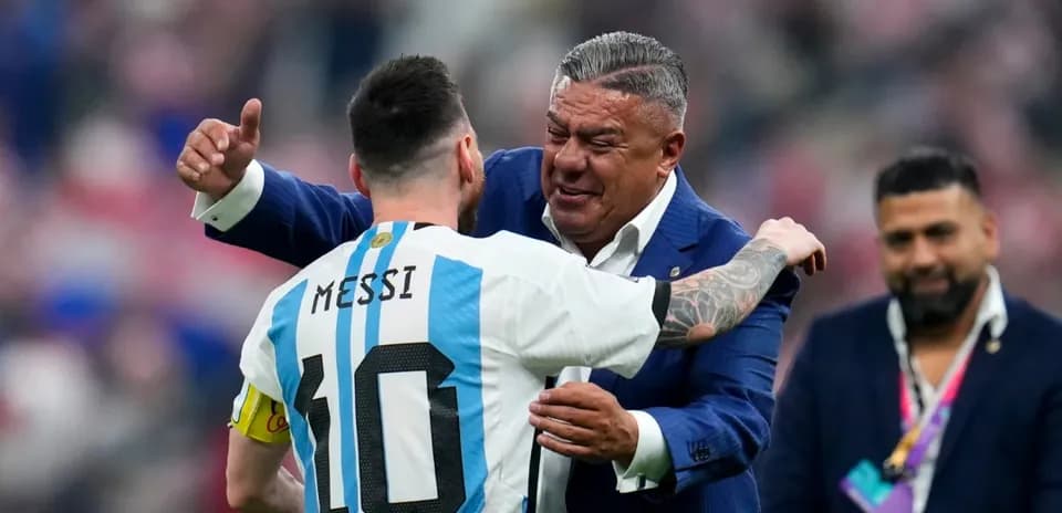 Lionel Messi abrazando a un directivo tras el partido