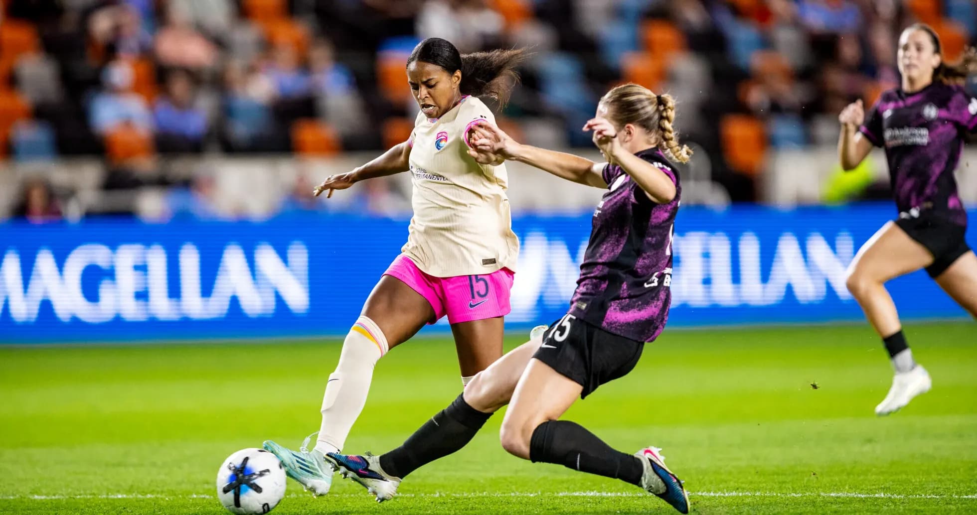 Jugadora de Houston Dash desafiando a rival