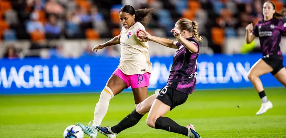 Jugadora de Houston Dash desafiando a rival