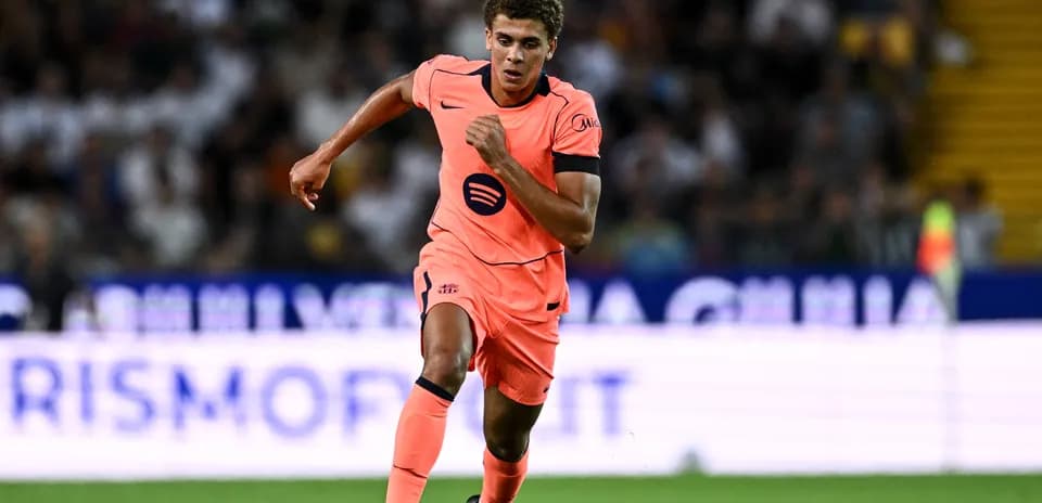 Jugador corriendo en el campo con uniforme rosa
