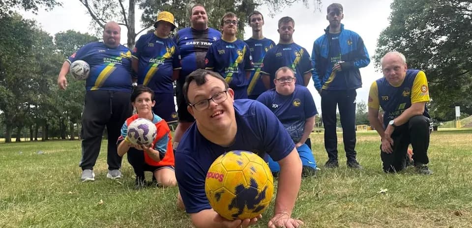 Equipo de fútbol posando en un parque