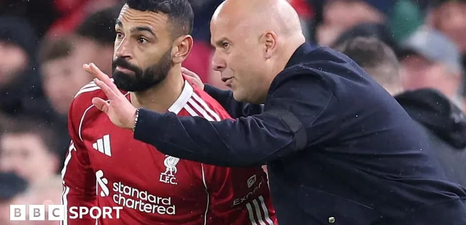 Jugador de Liverpool escuchando a su entrenador