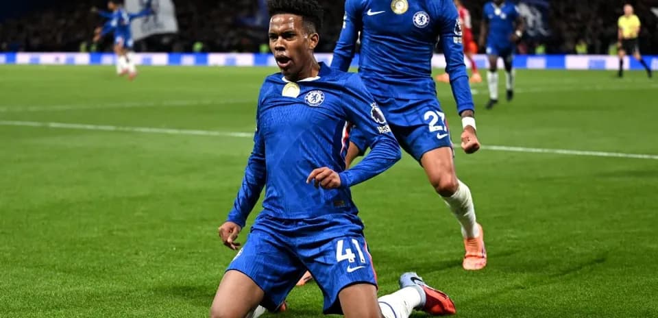 Jugador de Chelsea celebra un gol en el partido