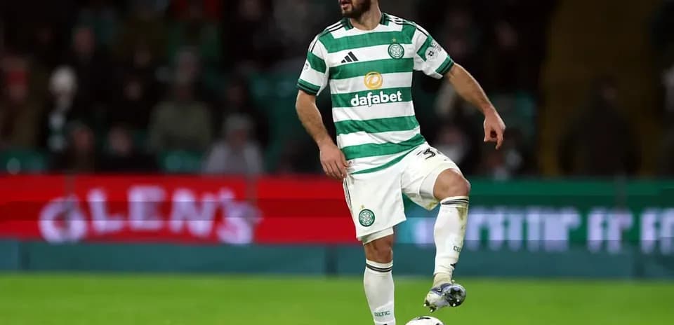 Jugador de Celtic controlando el balón en el campo