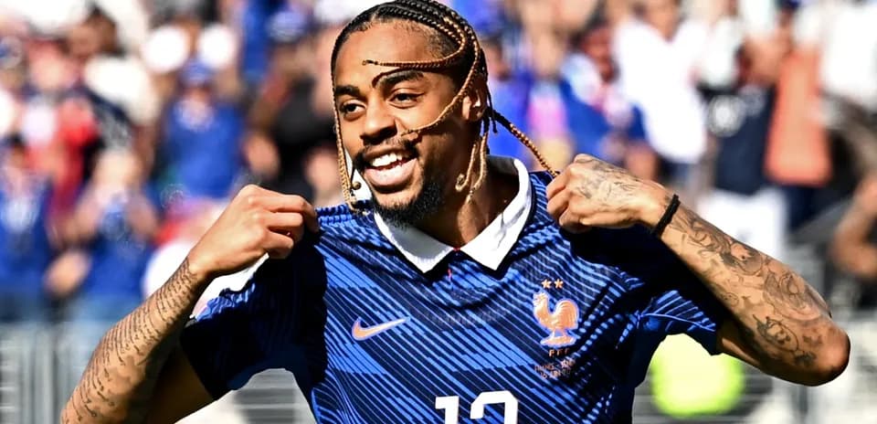 Jugador de Francia celebrando con la camiseta