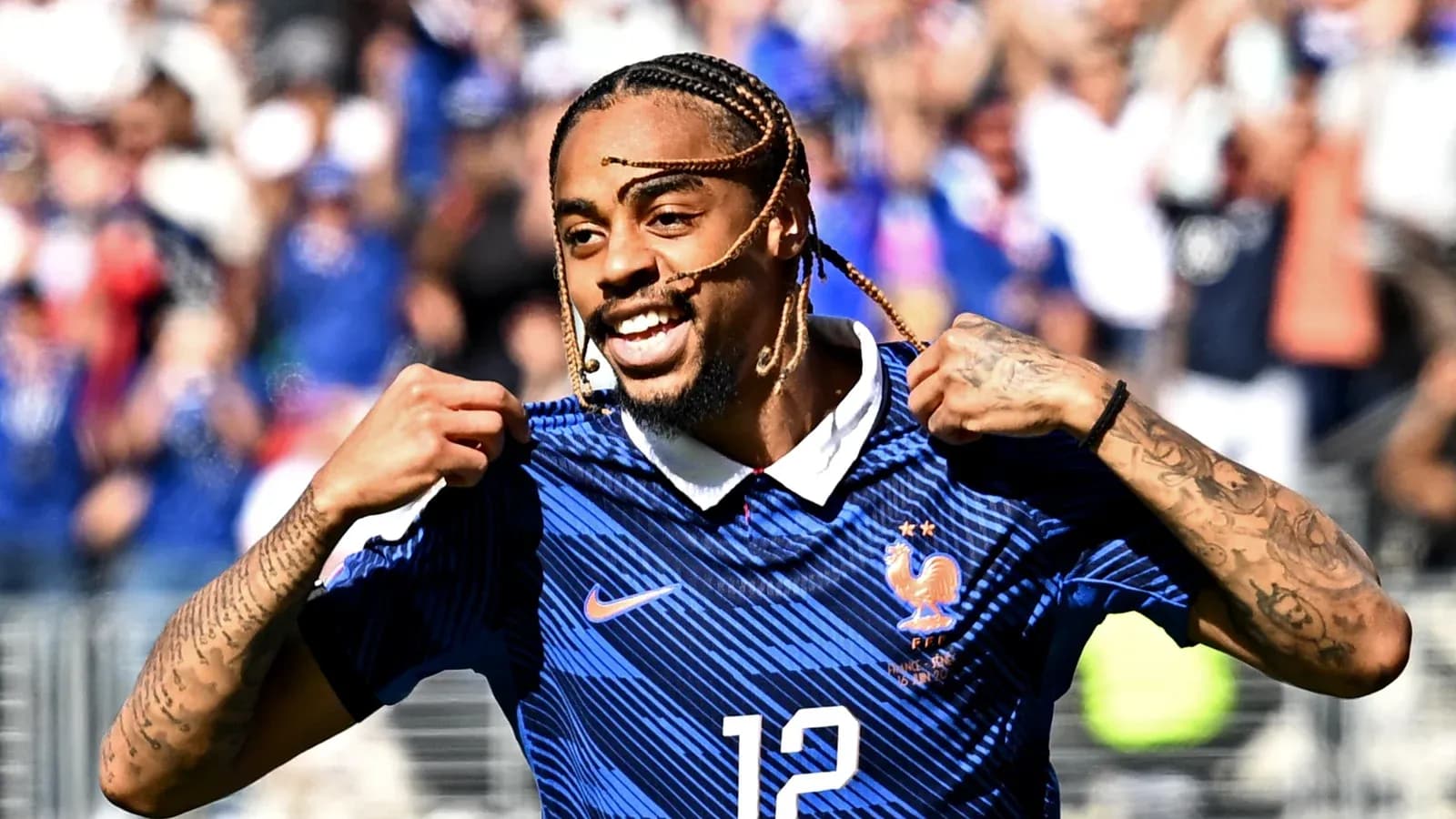 Jugador de Francia celebrando con la camiseta