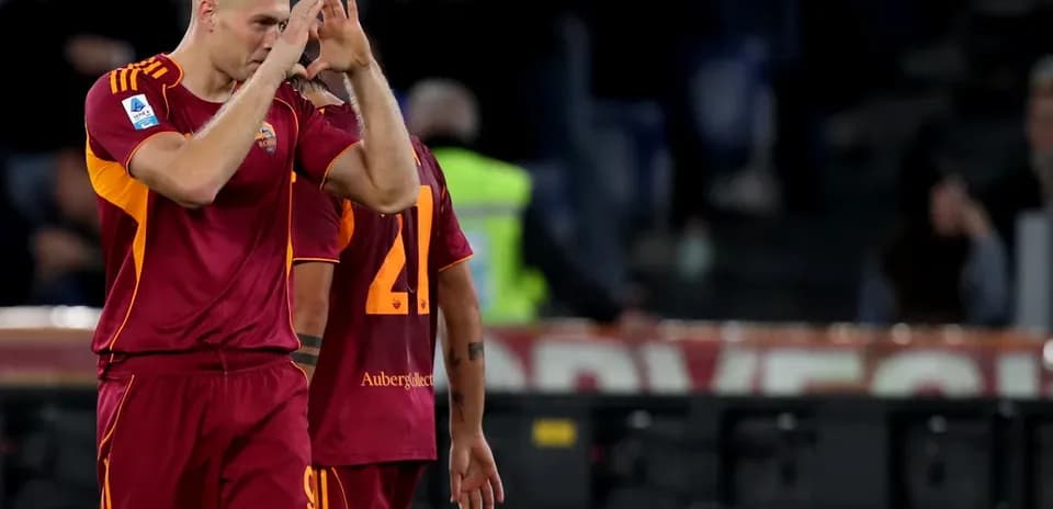Jugador de AS Roma saludando a los aficionados