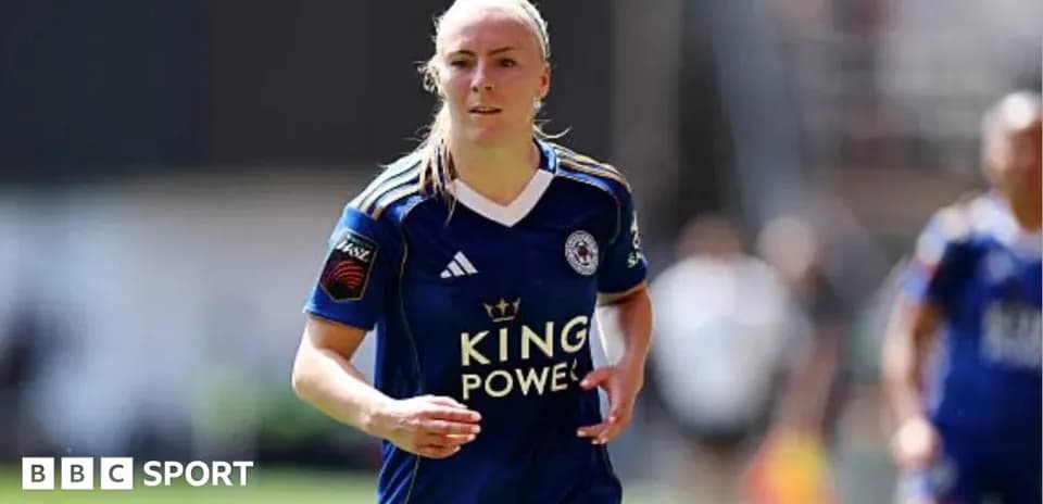 Jugadora de fútbol corriendo en uniforme de Leicester