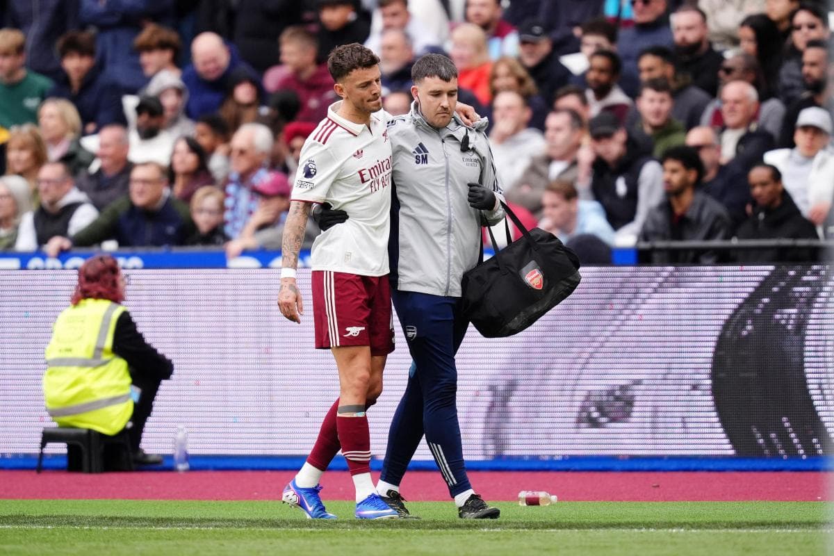 Jugador siendo asistido por el personal médico en el campo