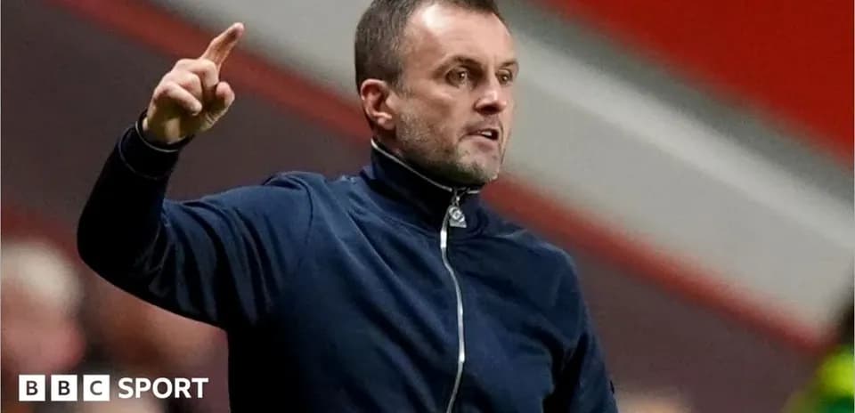Entrenador dirigiendo instrucciones durante un partido