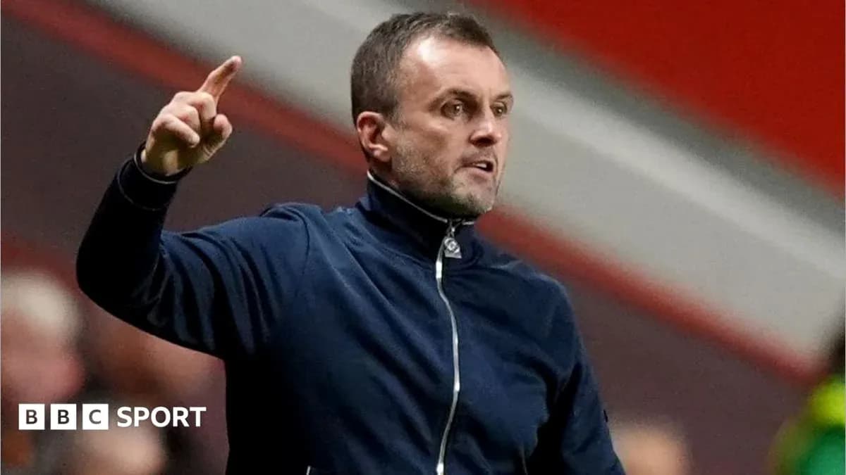Entrenador dirigiendo instrucciones durante un partido
