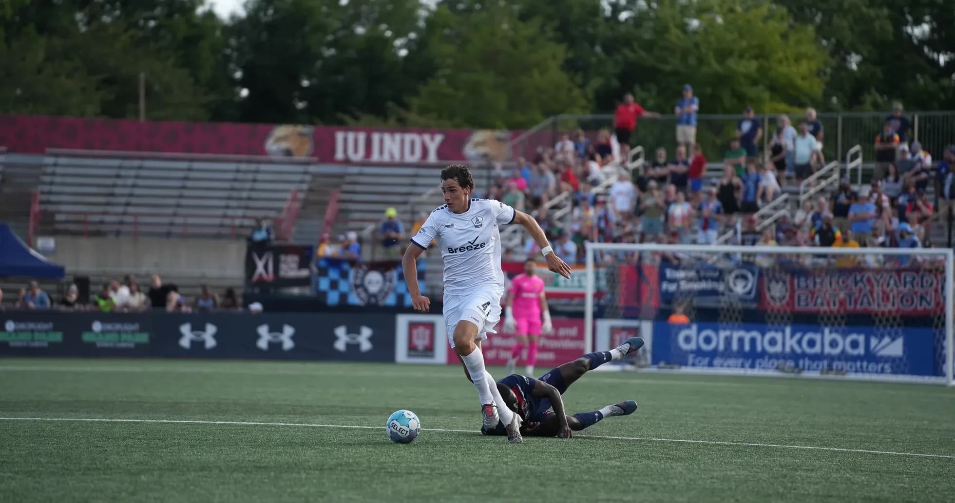 Jugador de Indy Eleven driblando a un oponente