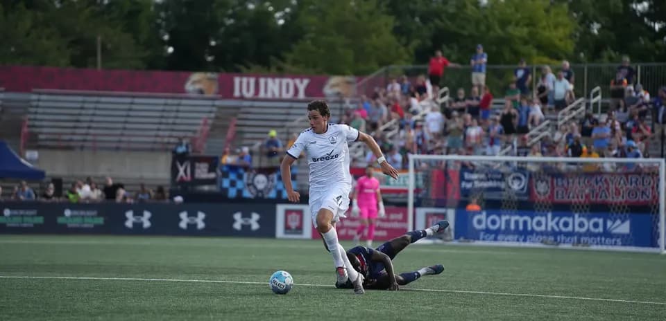 Jugador de Indy Eleven driblando a un oponente