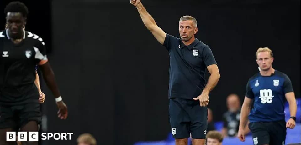 Entrenador dando instrucciones durante un partido