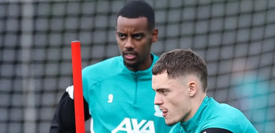 Jugadores entrenando con conos en la sesión