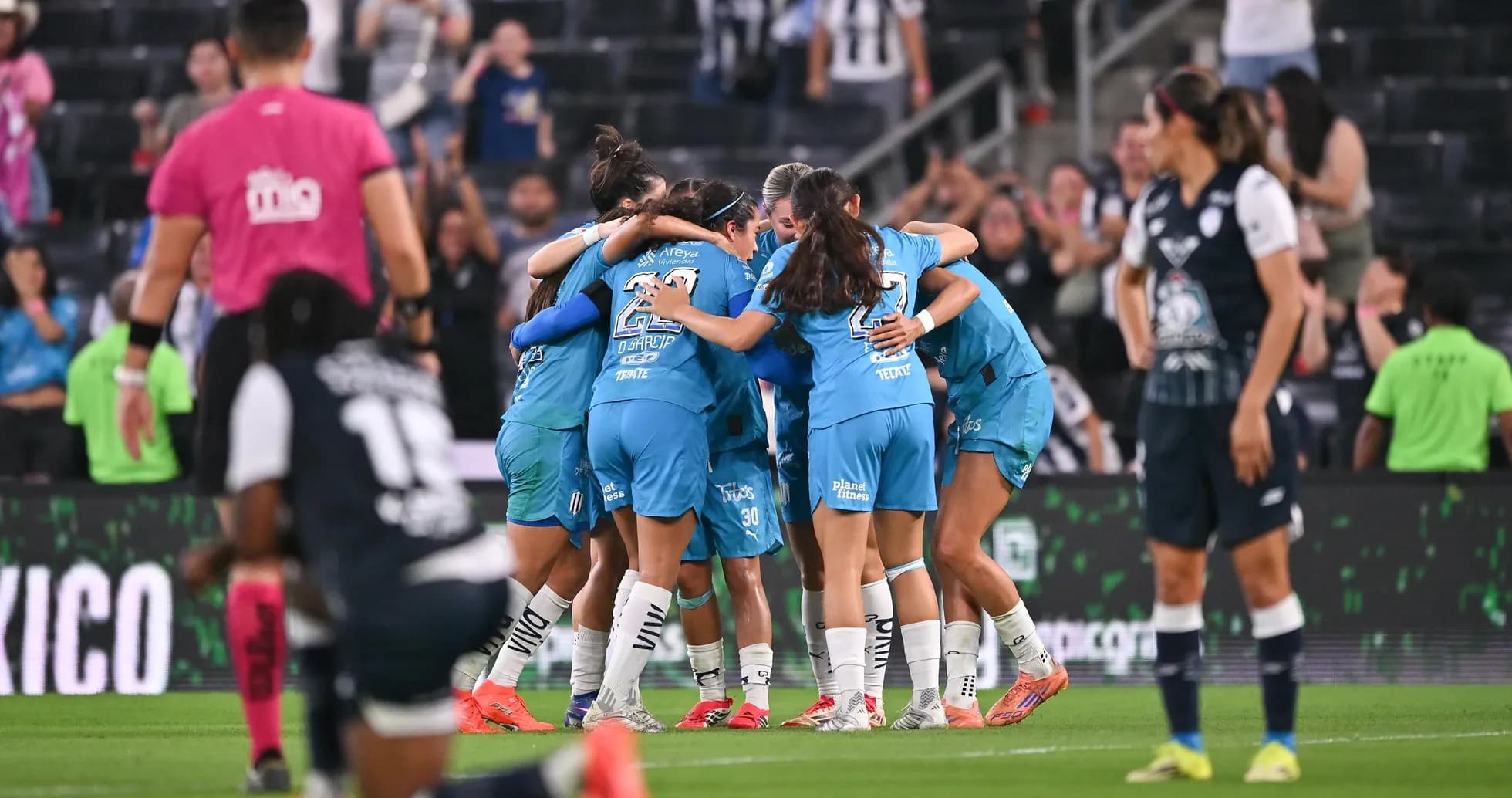 Jugadoras de Monterrey celebrando un gol