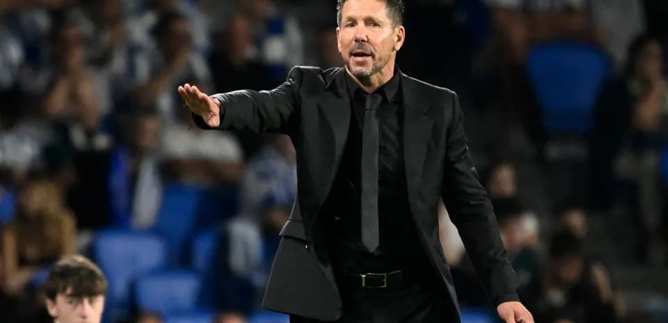 Entrenador dirigiendo al equipo durante el partido