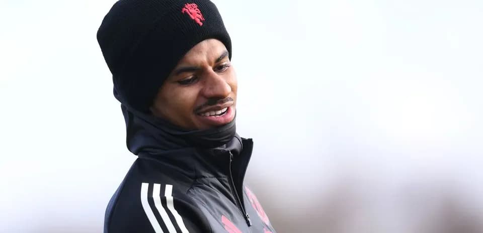 Jugador entrenando con gorro en sesión al aire libre