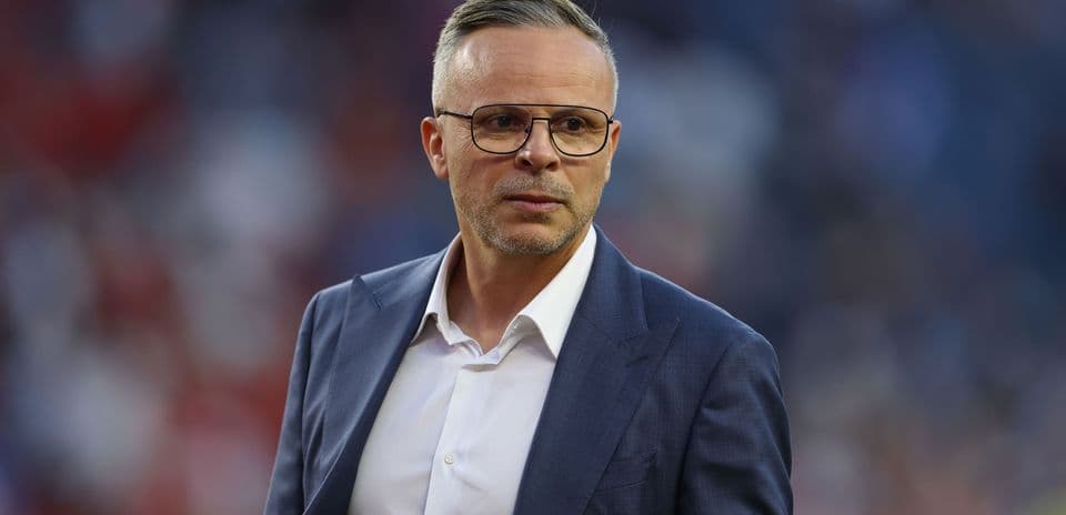 Entrenador en la cancha durante el partido