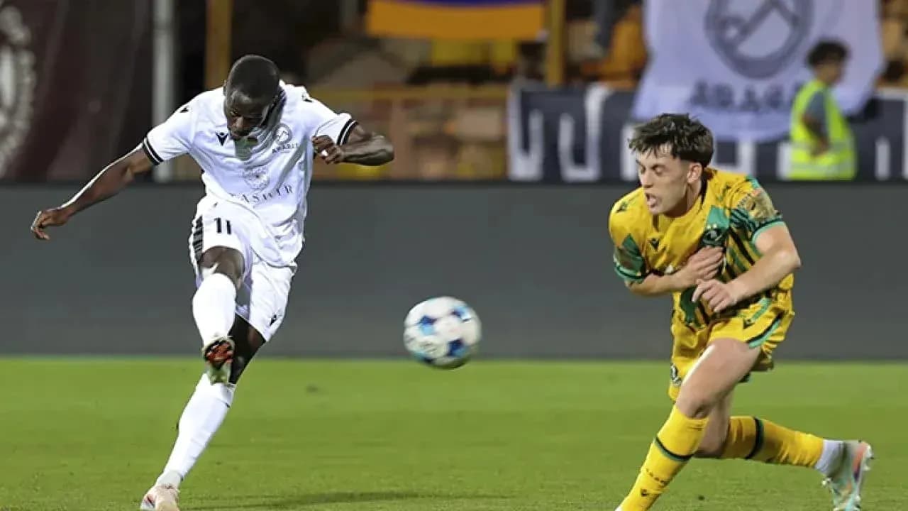 Jugador de Kairat Almaty disparando a puerta
